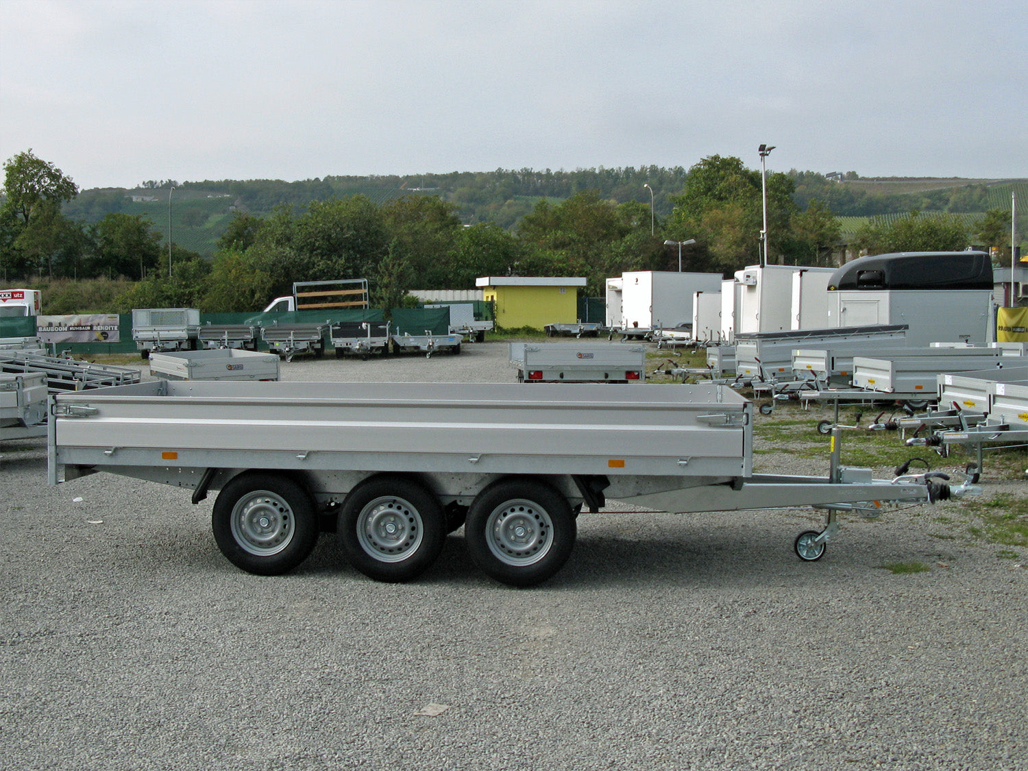 Hapert Azure H-3 – 3500 – 6050 x 2400 3-Achser – Parabelfederung 185R14C – Bild 1